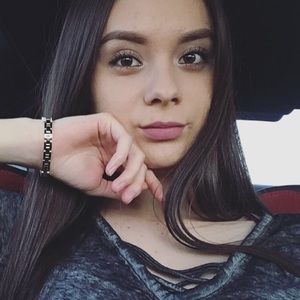 Meet your Posher, Alejandra